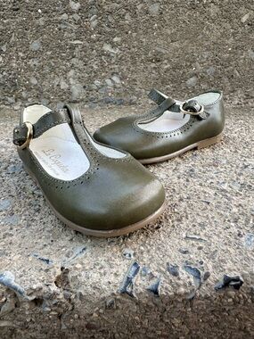 La Coqueta Olive Leather T Strap Mary Jane Flats Spain EU 21 Classic Heirloom